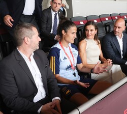 Doña Letizia conversa con la segunda entrenadora de la selección nacional femenina de fútbol, Montse Tomé