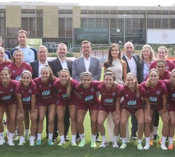 Doña Letizia acompañada de las jugadoras que nos representarán en la Copa Mundial Femenina de la FIFA Australia & Nueva Zelanda