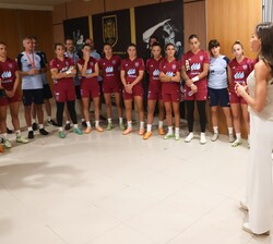 Su Majestad la Reina se dirige a las jugadoras de la selección nacional femenina de fútbol que participarán en la Copa Mundial Femenina de la FIFA Aus