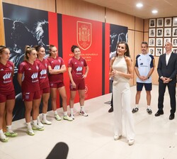 Doña Letizia dedicó unas palabras a las jugadoras de la selección nacional femenina de fútbol y a su staff técnico antes de emprender, proximanente, v