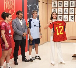 Doña Letizia recibe una camiseta de la selección nacional femenina de fútbol serigrafiada con Su nombre