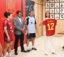 Su Majestad la Reina con la camiseta de la selección nacional femenina de fútbol con la que fue obsequiada