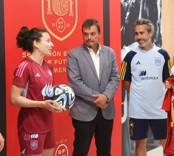 Su Majestad la Reina recibe, ademas de una camiseta de la selección nacional femenina de fútbol serigrafiada con Su nombre, el balón oficial de la Cop