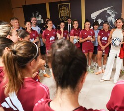 Doña Letizia conversa con las jugadoras de la selección nacional femenina de fútbol, a las que animó y deseo suerte para la Copa Mundial Femenina de l
