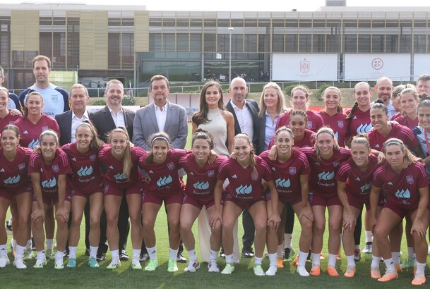 Doña Letizia acompañada de las jugadoras que nos representarán en la Copa Mundial Femenina de la FIFA Australia & Nueva Zelanda