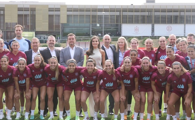 Doña Letizia acompañada de las jugadoras que nos representarán en la Copa Mundial Femenina de la FIFA Australia & Nueva Zelanda