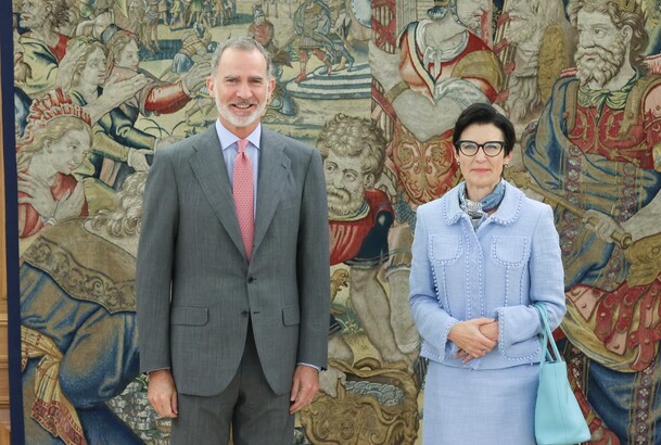 Su Majestad el Rey junto a la consejera delegada de Citigroup, Jane Fraser