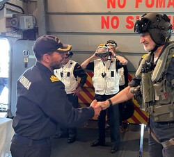 Su Majestad el Rey recibe el saludo del Capitán de Fragata, David Antonio Díaz-Caneja Greciano
