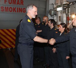 Su Majestad el Rey recibe el saludo de la tripulación de la fragata "Méndez Núñez"