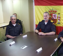 Su Majestad el Rey preside la mesa durante la reunión previa al ejercicio
