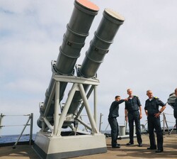 Su Majestad el Rey durante la visita a la Fragata junto a los lanzadores de Harpoon