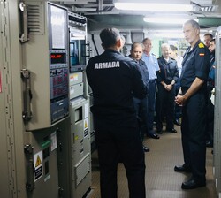 Su Majestad el Rey durante su visita a la Fragata "Méndez Núñez"