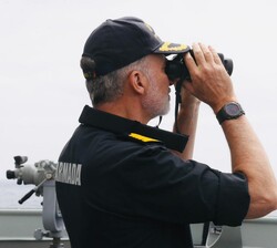 Su Majestad el Rey observa la realización del ejercicio desde la Fragata "Méndez Núñez"