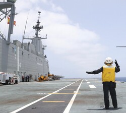 El helicóptero que pilota Su Majestad el Rey a su llegada al buque anfibio portaeronaves "Juan Carlos I"