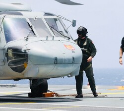 Su Majestad el Rey tras aterrizar con el helicóptero en el  buque anfibio portaeronaves "Juan Carlos I"