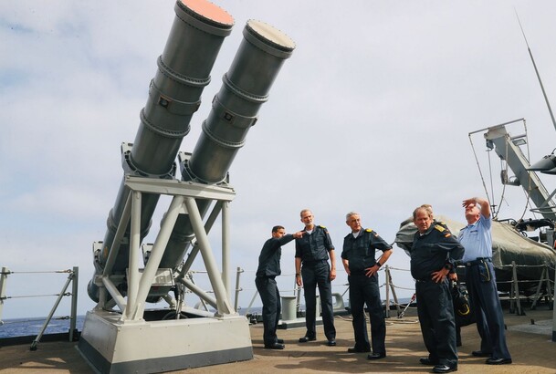 Su Majestad el Rey durante la visita a la Fragata junto a los lanzadores de Harpoon
