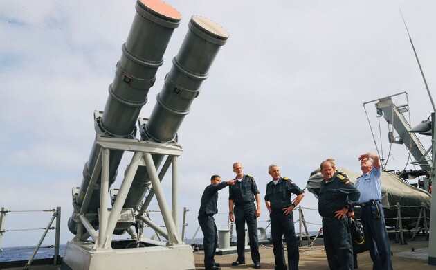 Su Majestad el Rey durante la visita a la Fragata junto a los lanzadores de Harpoon