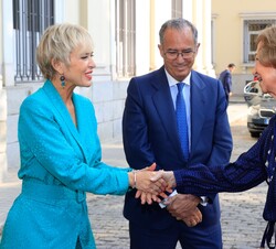 Su Majestad la Reina Doña Sofía recibe el saludo de las autoridades a su llegada