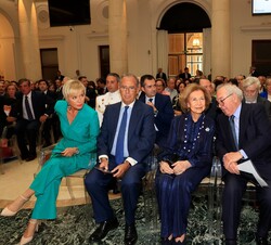 Su Majestad la Reina Doña Sofía en primera fila junto a las autoridades que la recibieron a su llegada