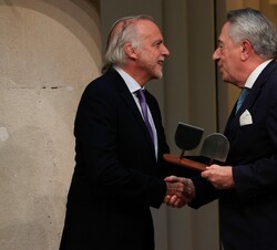Paco Arango, presidente y fundador de la Fundación Aladina, recibe el Premio Valor Añadido a la Concordia y Acción Social