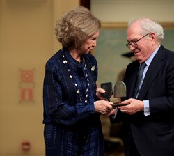 Doña Sofía recibe el premio Valor Añadido de Honor, de mano del presidente de la Fundación Transforma España