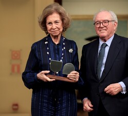 Su Majestad la Reina Doña Sofia tras recibir el premio Valor Añadido de Honor de mano del presidente de la Fundación Transforma España