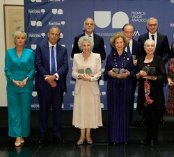 Su Majestad la Reina Doña Sofía junto a los demás premiados 