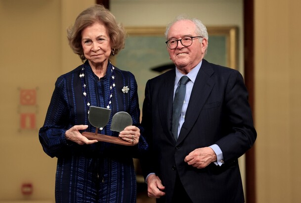 Su Majestad la Reina Doña Sofia tras recibir el premio Valor Añadido de Honor de mano del presidente de la Fundación Transforma España