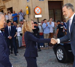 Su Majestad el Rey recibe el saludo de la presidenta del Congreso de los Diputados, Meritxell Batet