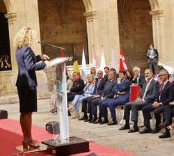 Su Majestad el Rey durante la intervención de la presidenta del Congreso