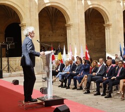 Su Majestad el Rey durante la intervención del politólogo, John Keane