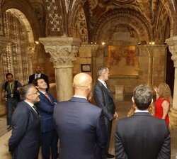 Su Majestad el Rey durante su visita al Panteón Real