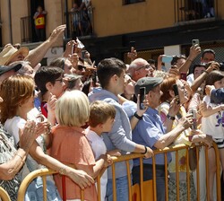 Su Majestad el Rey saluda a las personas congregadas a su salida de la Real Colegiata de San Isidoro