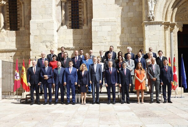 Su Majestad el Rey junto a las autoridades