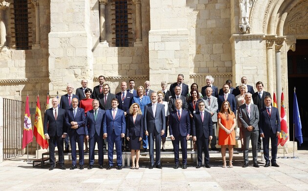 Su Majestad el Rey junto a las autoridades