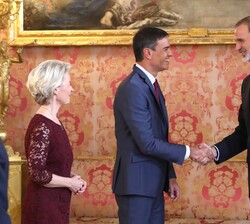 Su Majestad el Rey recibe el saludo del presidente del Gobierno, Pedro Sánchez