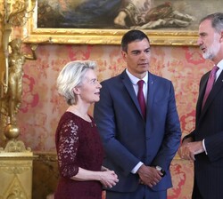 Su Majestad el Rey conversa con el presidente del Gobierno y la presidenta de la Comisicón Europea