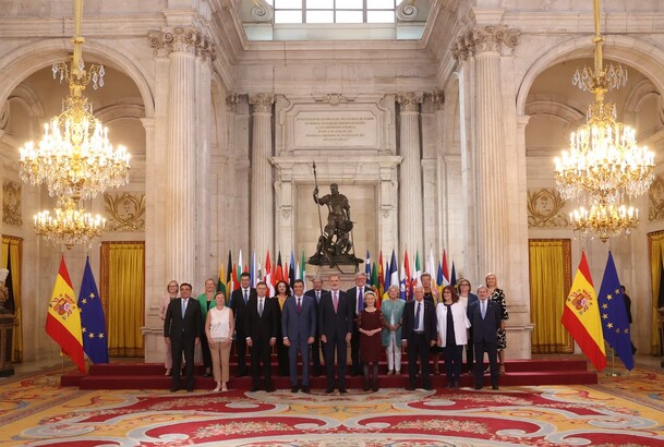 Su Majestad el Rey junto a los miembros del Colegio de Comisarios de la Unión Europea, acompañdos del presidente del Gobierno y de la presidenta de la