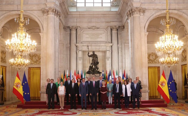 Su Majestad el Rey junto a los miembros del Colegio de Comisarios de la Unión Europea, acompañdos del presidente del Gobierno y de la presidenta de la