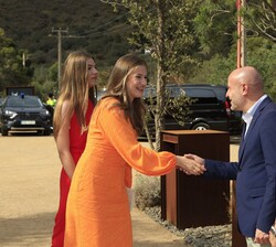 Su Alteza Real la Princesa de Asturias y de Girona recibe el saludo del delegado del Gobierno en Cataluña, Carlos Prieto