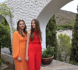Sus Altezas Reales la Princesa de Asturias y de Girona y la Infanta Doña Sofía en un momento del recorrido realizado por elBulli1846