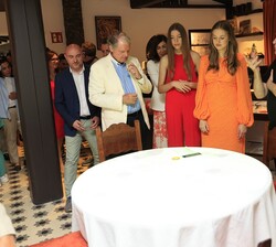 Ferrán Adriá conversa con la Princesa de Asturias y de Girona y la Infanta Doña Sofía a su paso por uno de los salones de elBulli1846