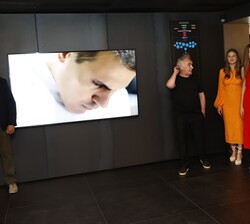 Sus Altezas Reales la Princesa de Asturias y de Girona y la Infanta Doña Sofía acceden a una sala acompañadas por Ferrán Adriá