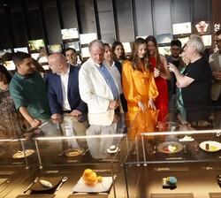 La Princesa de Asturias y de Girona y la Infanta Sofía observan la exposición de elBulli1846