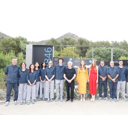 Fotografía de grupo de Sus Altezas Reales la Princesa de Asturias y de Girona y la Infanta Doña Sofía acompañadas por Ferrán Adriá y trabajadores de e