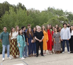 Sus Altezas Reales la Princesa de Asturias y de Girona y la Infanta Doña Sofía acompañadas por Ferrán Adriá y jóvenes participantes en los programas G