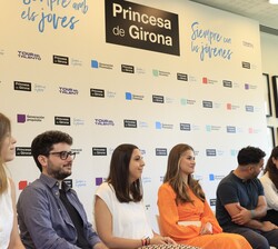 La Princesa Leonor y Infanta Sofía durante la reunión mantenida con el equipo de la Fundación Princesa de Girona y de los jóvenes participantes en los