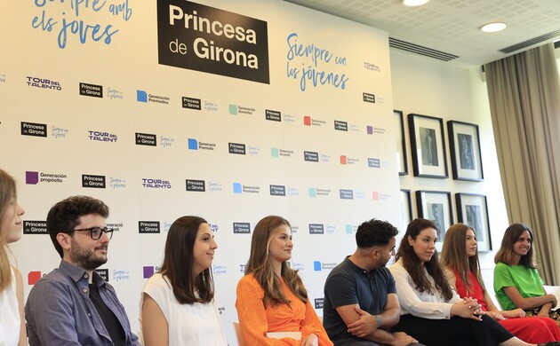 La Princesa Leonor y Infanta Sofía durante la reunión mantenida con el equipo de la Fundación Princesa de Girona y de los jóvenes participantes en los
