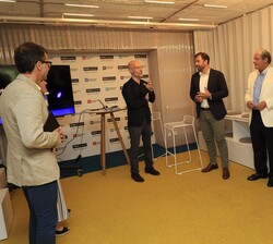 Sus Alteza Reales la Princesa de Asturias y de Girona y la Infanta Doña Sofía en un momento de la visita a la sede de la Fundación Princesa de Girona