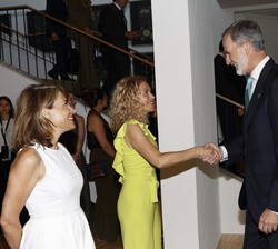 Sus Majestades los Reyes y Sus Altezas Reales la Princesa de Asturias y de Girona y la Infanta doña Sofía recibidos a su llegada a la ceremonia por la